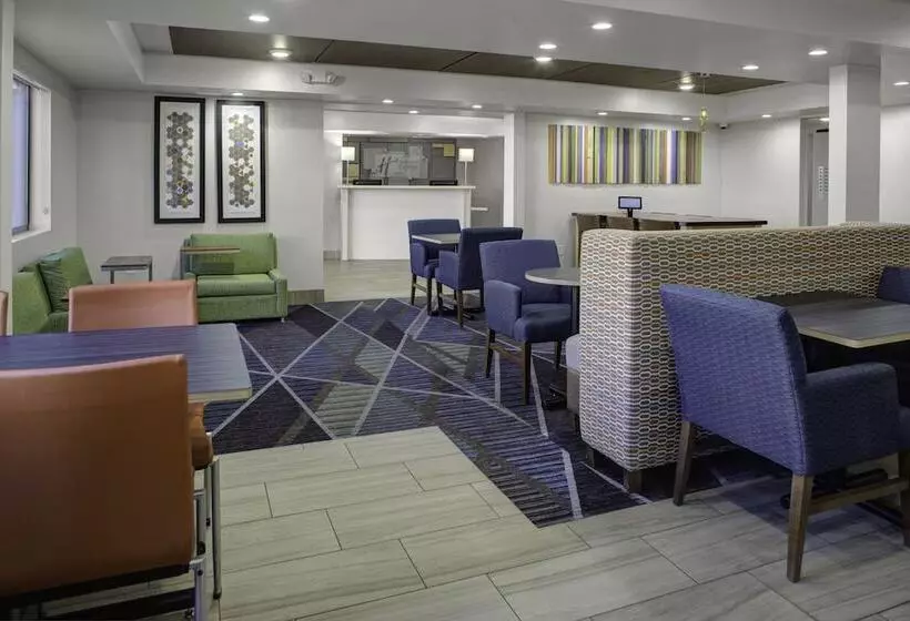 هتل Holiday Inn Express Sedona   Oak Creek, An Ihg