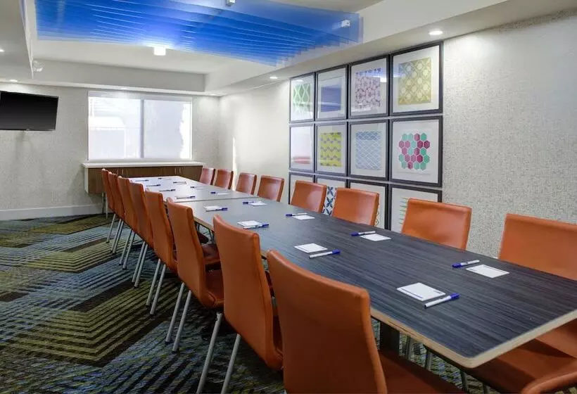 هتل Holiday Inn Express Sedona   Oak Creek, An Ihg