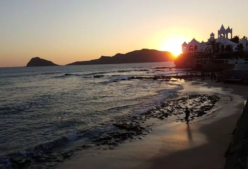 Las Flores Beach Resort