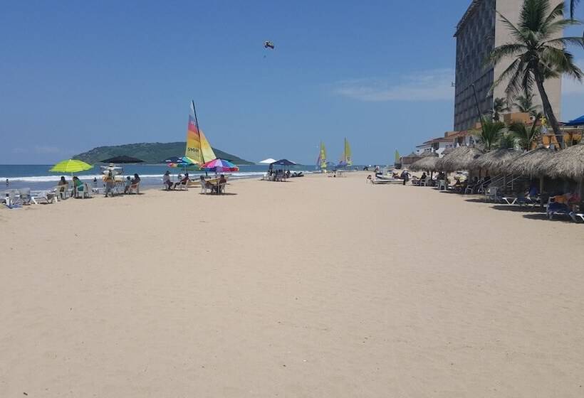 Las Flores Beach Resort