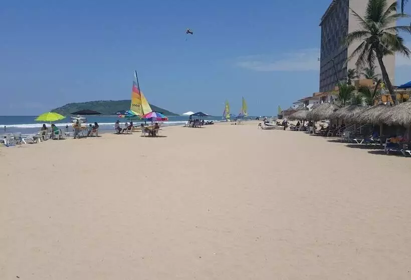 Las Flores Beach Resort