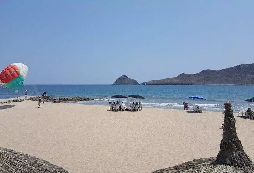 Las Flores Beach Resort