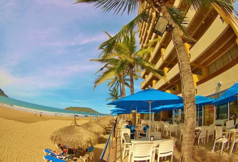 Las Flores Beach Resort