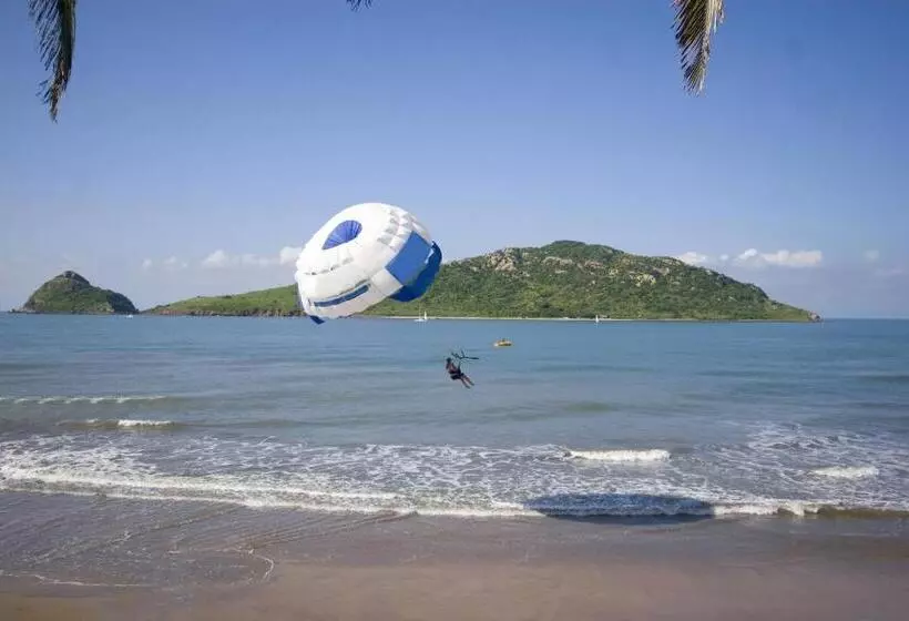 Las Flores Beach Resort