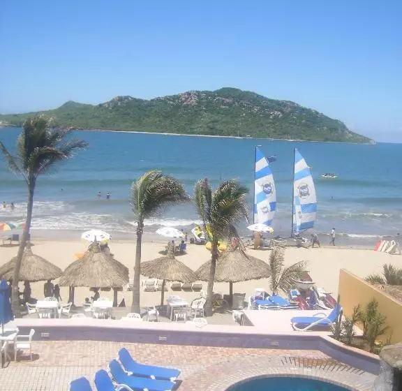 Las Flores Beach Resort