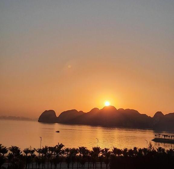 هتل Golden Palm Halong