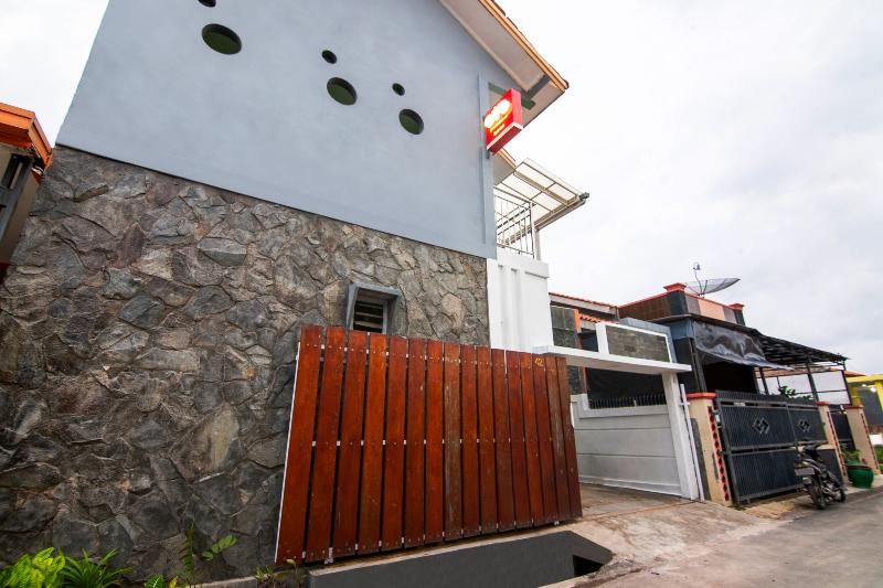 בית מלון כפרי Oyo 2808 D Residence Syariah