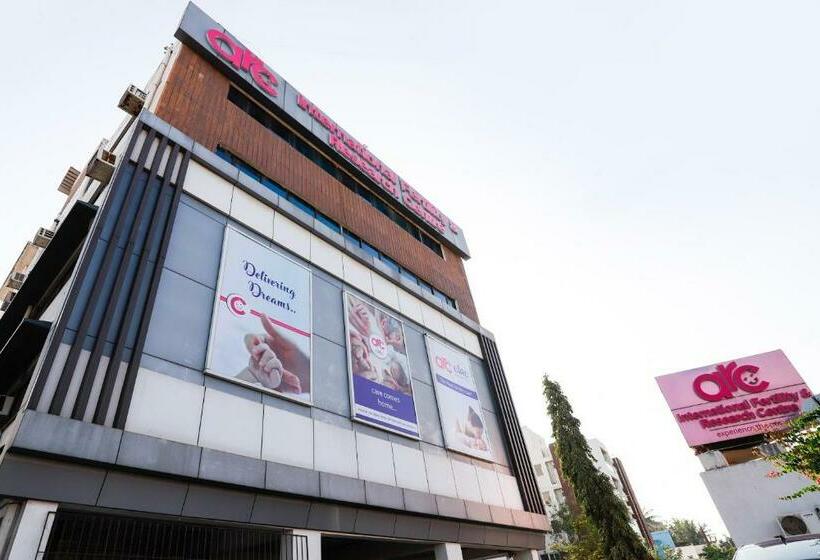 Hotel Oyo 70693 Mohan Service Apartment