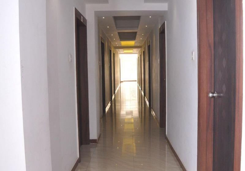 בית מלון כפרי Capital O Sai Arya Residency