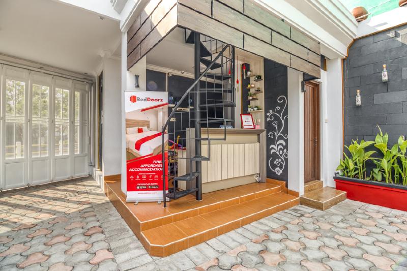 بنسيون Reddoorz Plus Near Gembira Loka Zoo 2