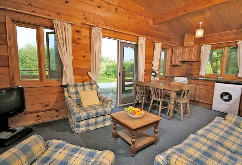 استراحتگاه Bron Eifion Lodges