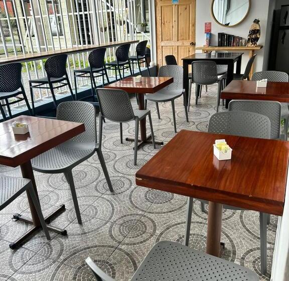 تختخواب و صبحانه Alicia