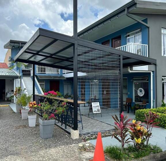 تختخواب و صبحانه Alicia