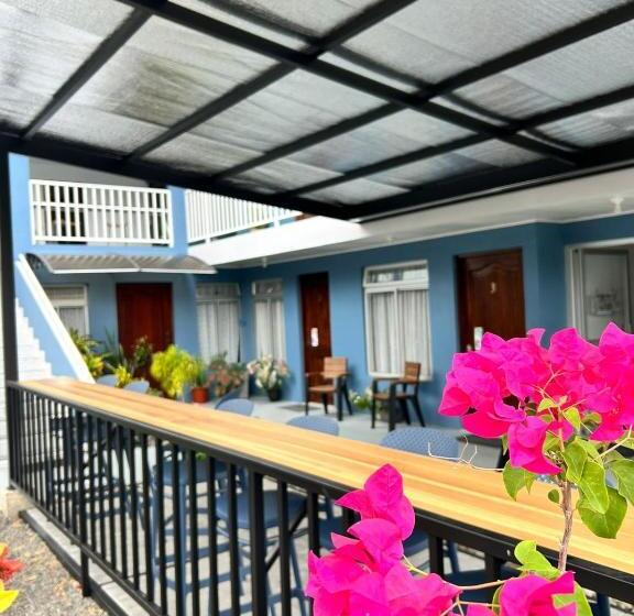 تختخواب و صبحانه Alicia