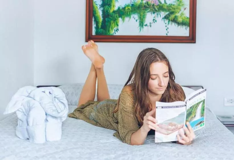 تختخواب و صبحانه Alicia