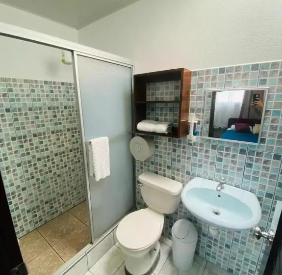 تختخواب و صبحانه Alicia