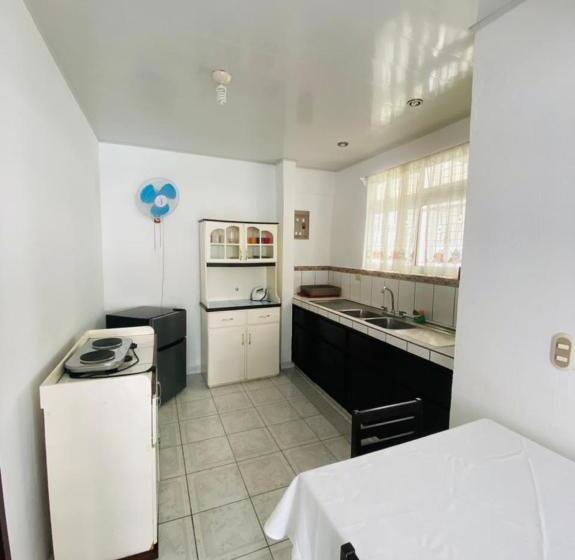 تختخواب و صبحانه Alicia