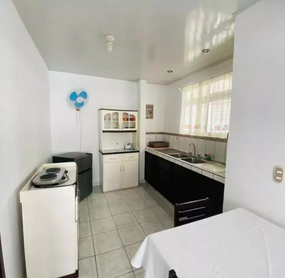 تختخواب و صبحانه Alicia