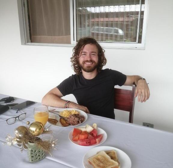 تختخواب و صبحانه Alicia