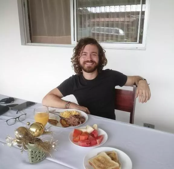 تختخواب و صبحانه Alicia