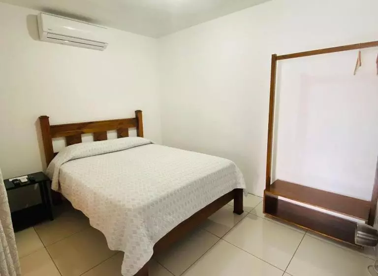 تختخواب و صبحانه Alicia