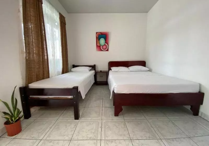 تختخواب و صبحانه Alicia