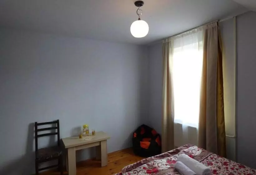 پانسیون Anano Guest House