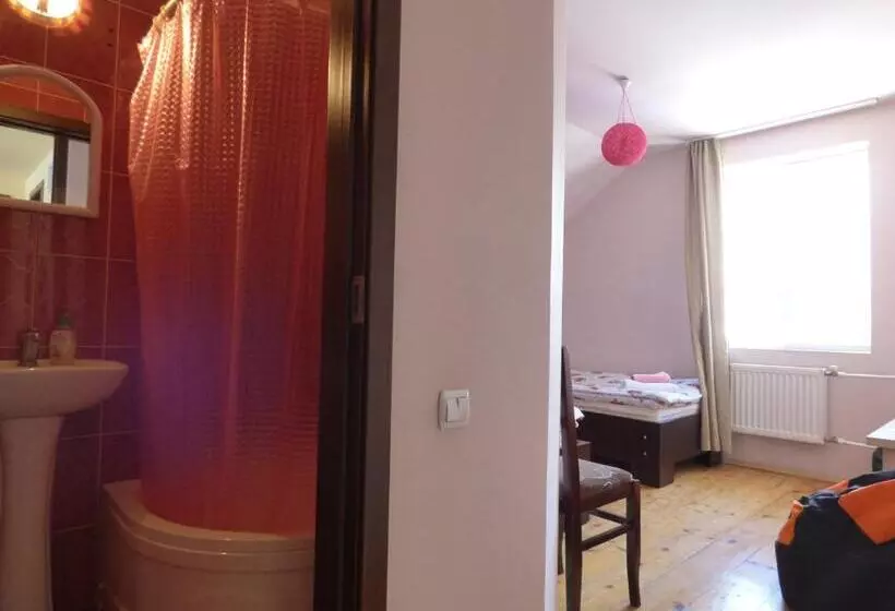 پانسیون Anano Guest House