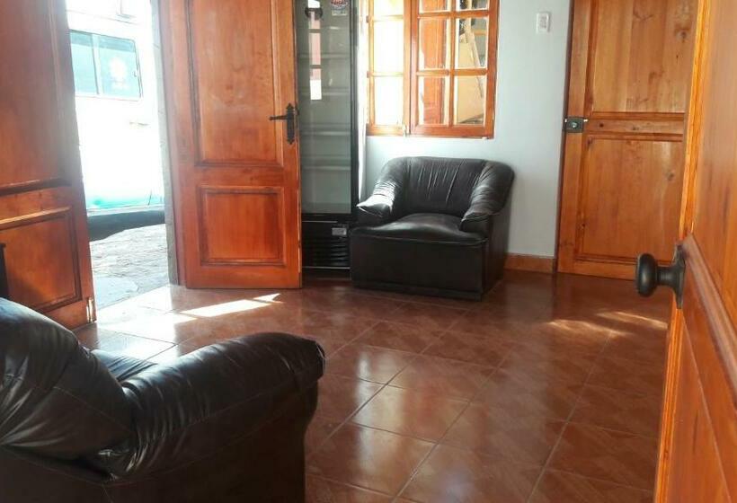 پانسیون Hostal Casa Flores