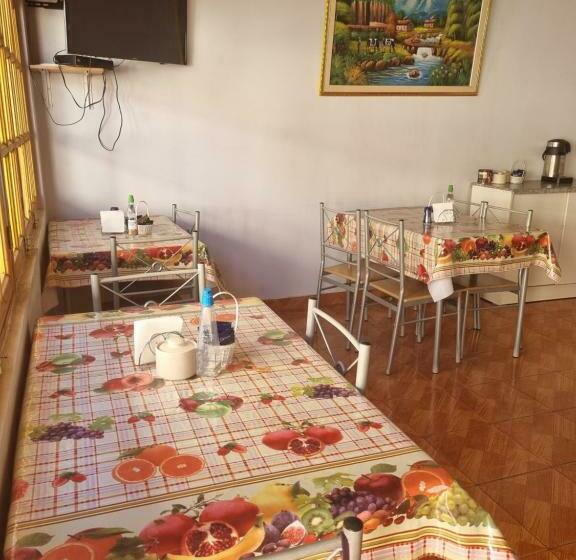 پانسیون Hostal Casa Flores