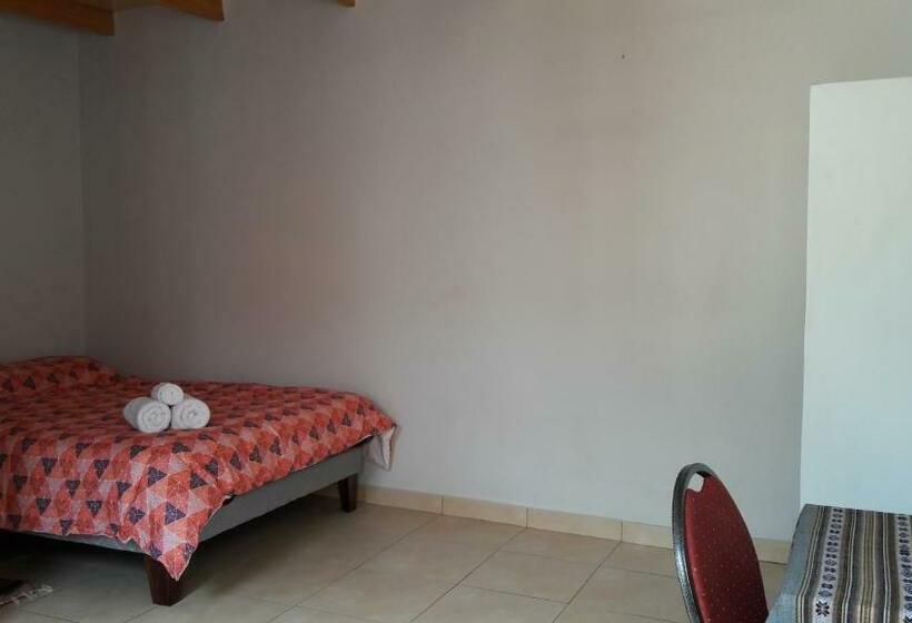 پانسیون Hostal Casa Flores