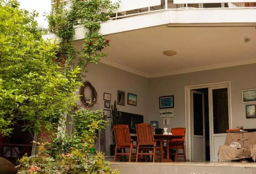 پانسیون Neli & Zaal Guest House