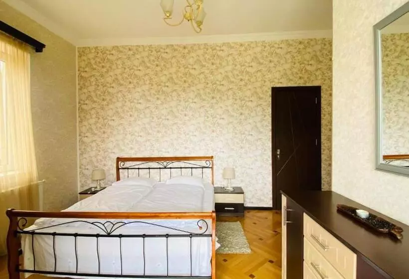 پانسیون Neli & Zaal Guest House