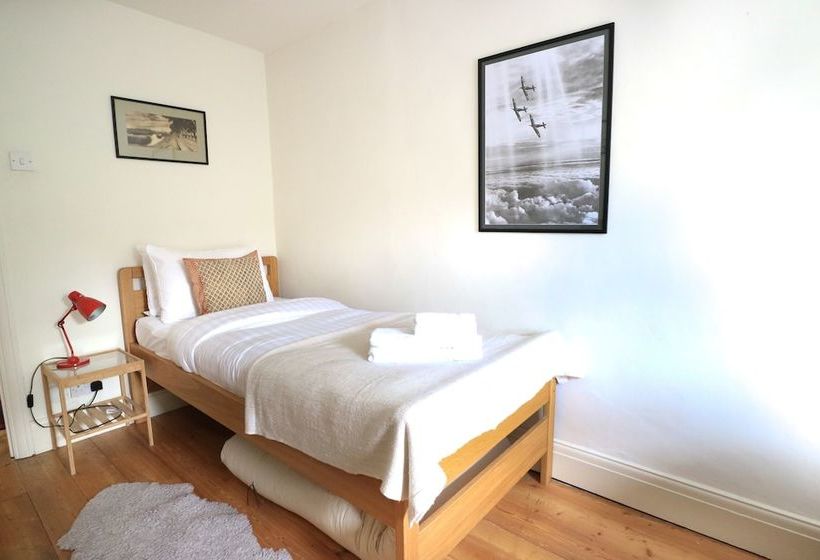 Charming 2 Bedroom House With Garden In East London