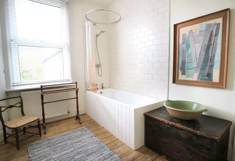 Charming 2 Bedroom House With Garden In East London
