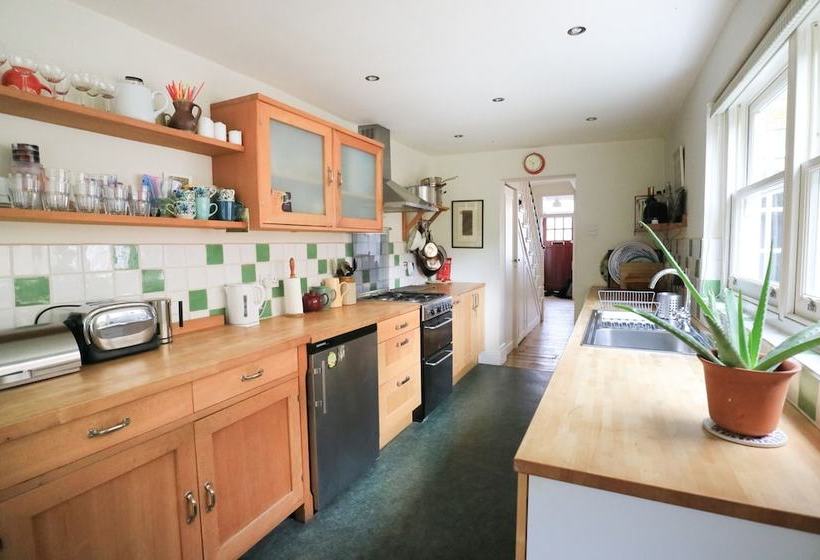 Charming 2 Bedroom House With Garden In East London