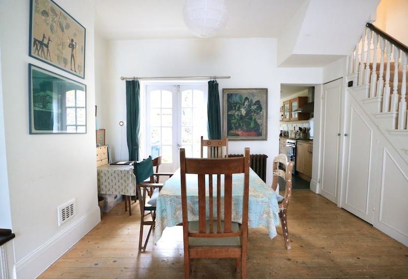 Charming 2 Bedroom House With Garden In East London