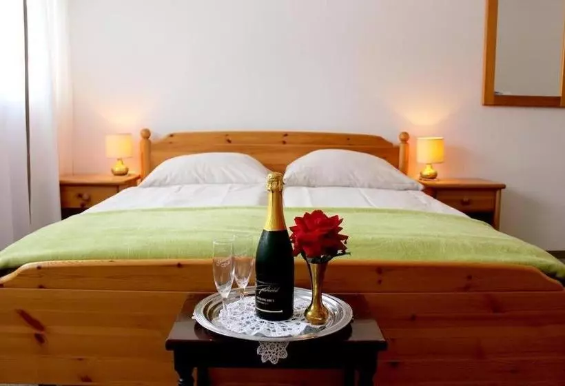 Hotelli Gasthaus Zur Linde