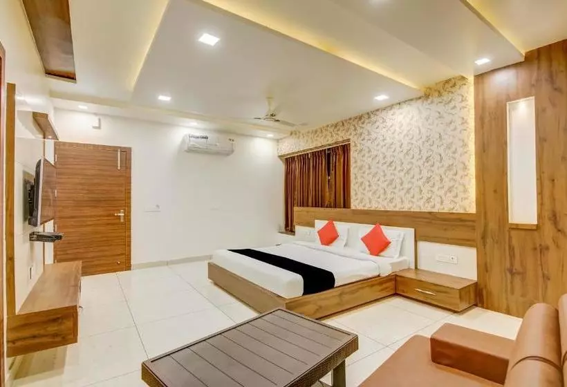 Hotelli Capital O 75958  Paris Inn
