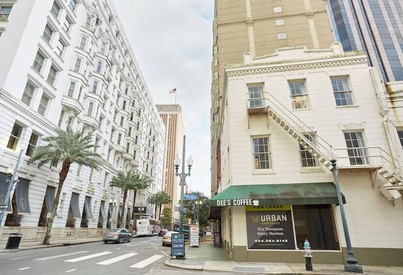 Sonder Baronne Manor