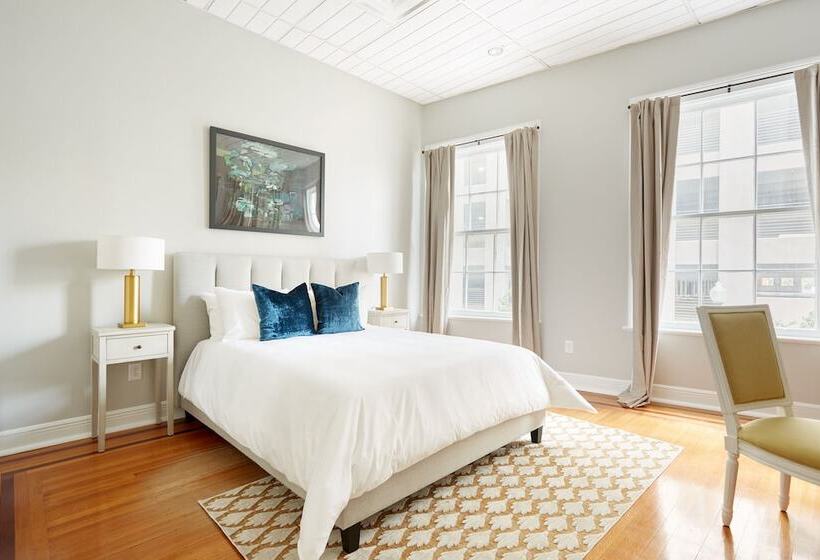 Sonder Baronne Manor