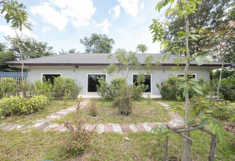 هتل Capital O 75378 Thawapee Resort