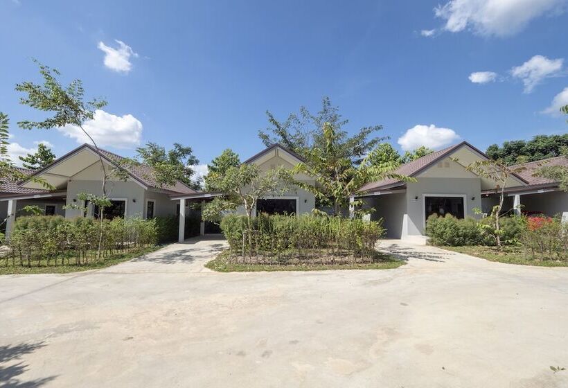 هتل Capital O 75378 Thawapee Resort