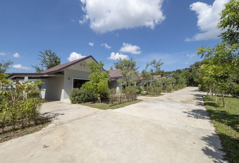 هتل Capital O 75378 Thawapee Resort