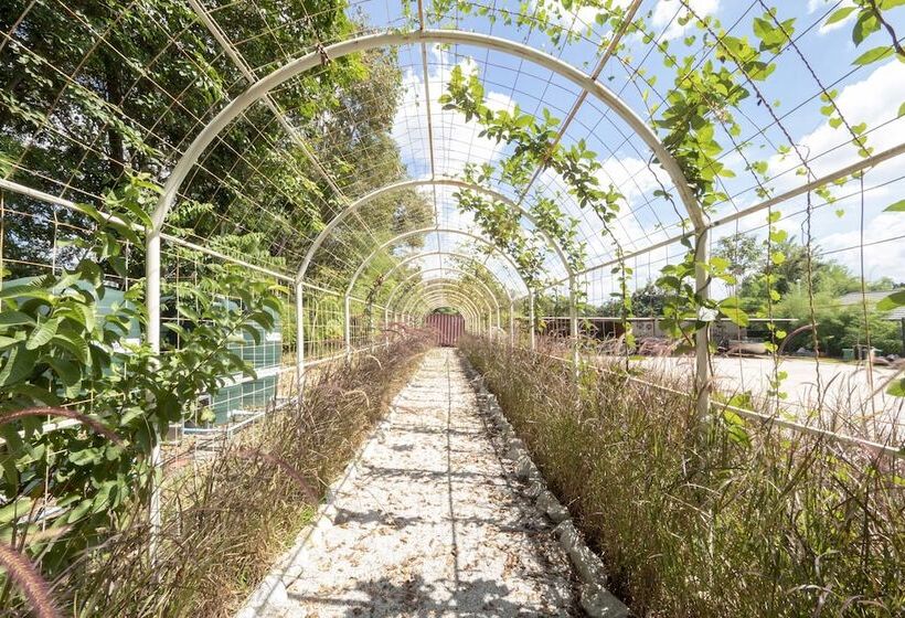 هتل Capital O 75378 Thawapee Resort