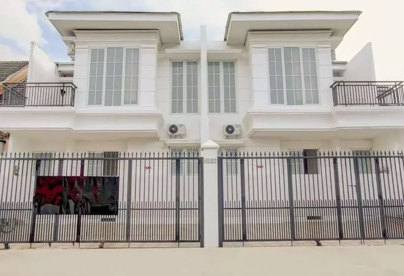 هتل Reddoorz At Golden White House Pettarani