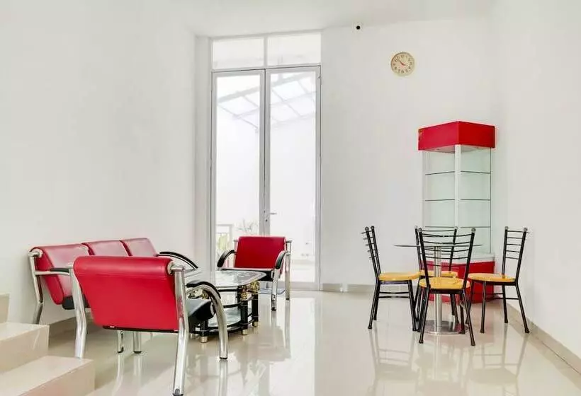 هتل Reddoorz At Golden White House Pettarani
