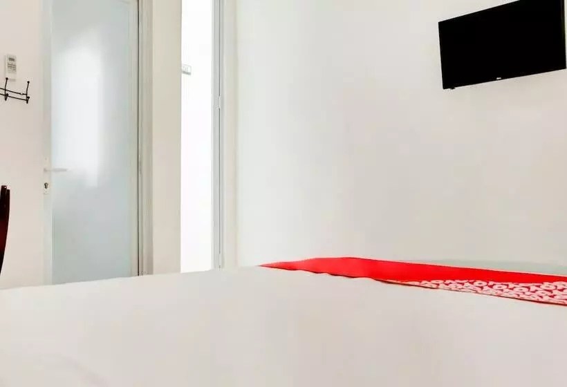 هتل Reddoorz At Golden White House Pettarani