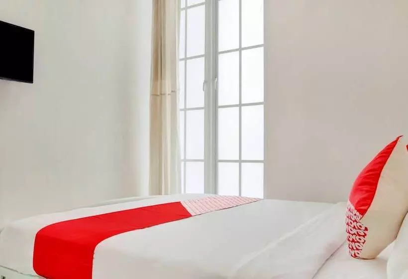 هتل Reddoorz At Golden White House Pettarani