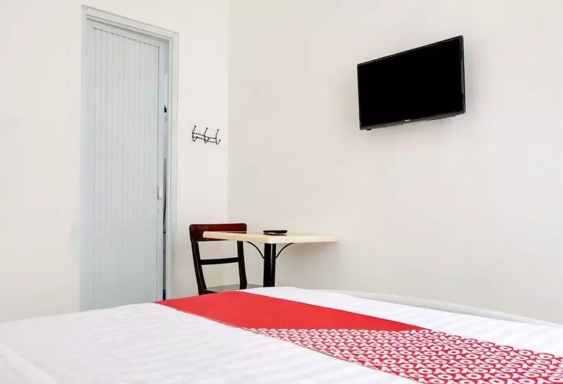 هتل Reddoorz At Golden White House Pettarani